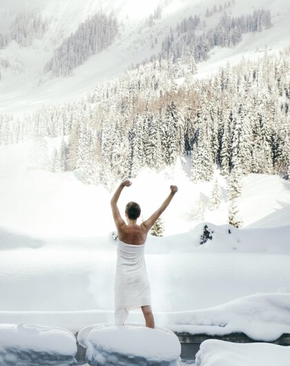 Cooling down in the Snow after the Sauna Session | Übergossene Alm Resort, Wellnesshotel Hochkönig