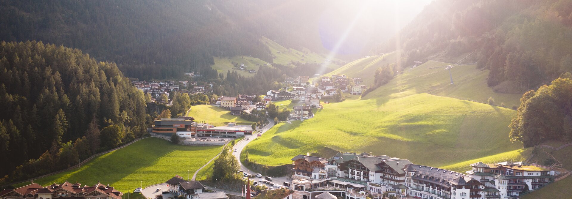 Sommer Außenansicht | Best Alpine Wellness Hotel Stock, Tirol