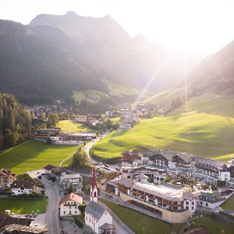 Sommer Außenansicht | Best Alpine Wellness Hotel Stock, Tirol