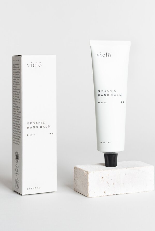 Handbalsam-Tube und Verpackung von vielö auf einem weißen Steinblock