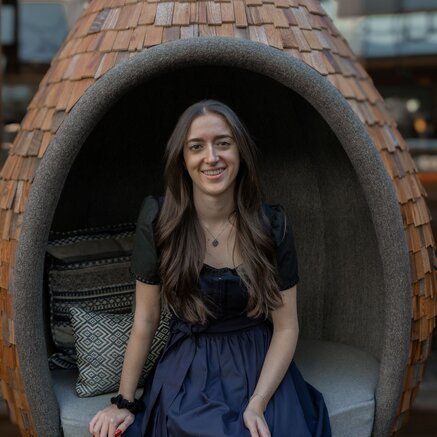 Annika Bundt sitzt lächelnd in einem ungewöhnlichen Sessel