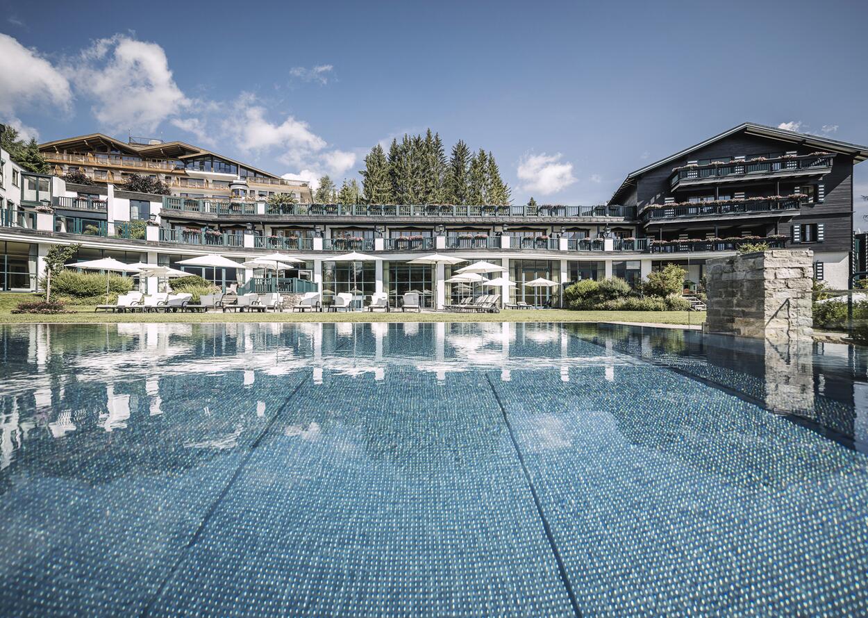 Hotel exterior view in summer | Wellnesshotel Alpin Resort Sacher, Seefeld 