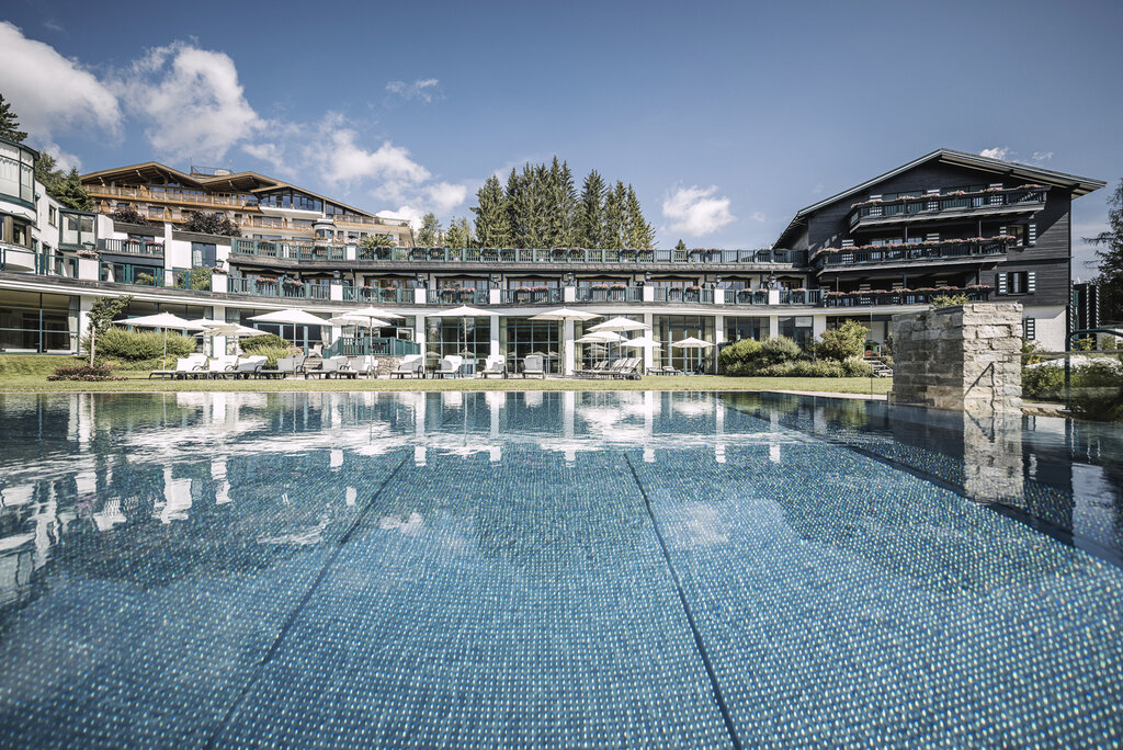 Hotel exterior view in summer | Wellnesshotel Alpin Resort Sacher, Seefeld 