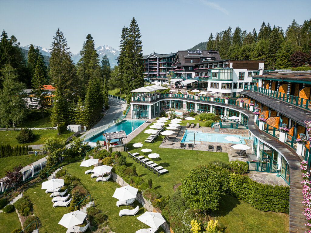 Hotel exterior view in summer | Wellnesshotel Alpin Resort Sacher, Seefeld 