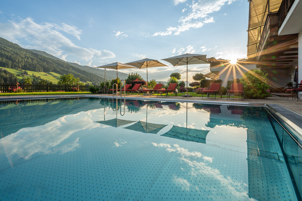 Outdoorpool during summer | Wellness hotel Alpbacherhof, Alpbach