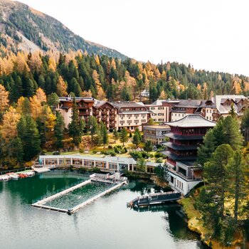Hotelkomplex am Bergsee im Herbstwald