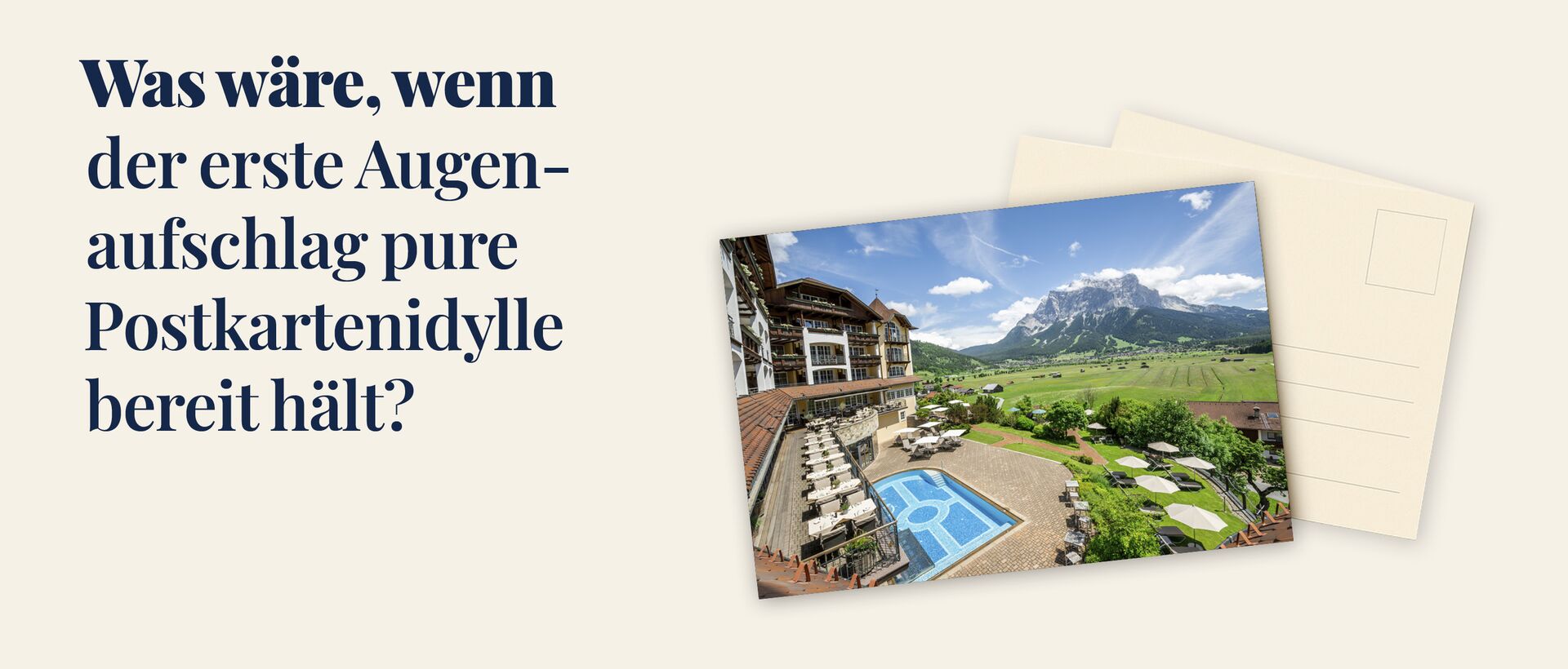 Werbegrafik mit dem Text „Was wäre, wenn der erste Augenaufschlag pure Postkartenidylle bereithält?“ Daneben ist eine Postkarte mit einem Hotel, Pool und Bergpanorama zu sehen.
