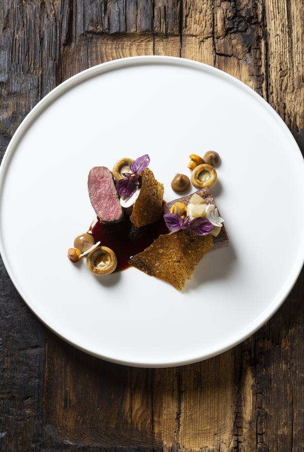Exklusiv angerichtetes Fine-Dining-Gericht mit raffinierten Details und eleganter Präsentation.