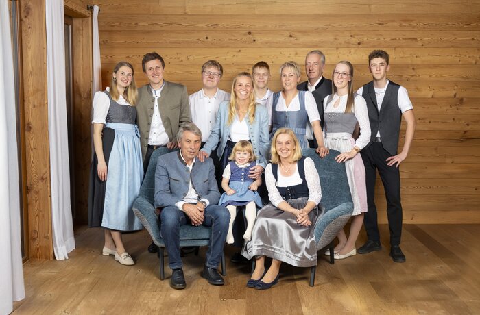 Familienporträt mit mehreren Generationen in traditioneller Kleidung.