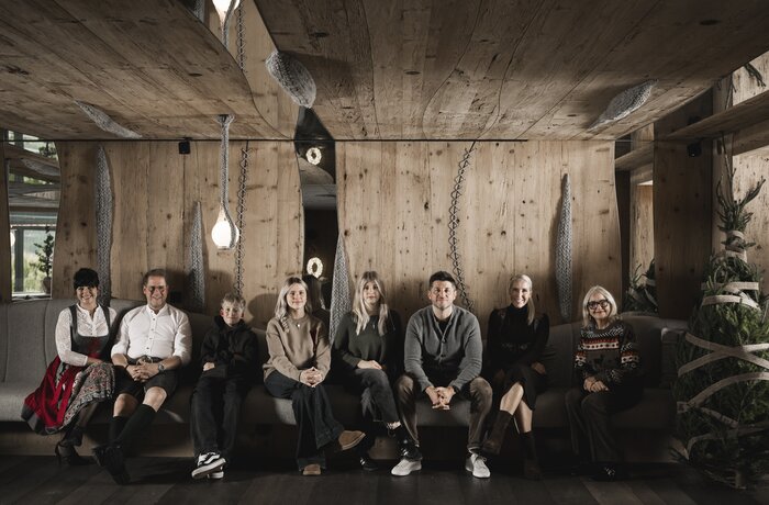 Gastgeberfamilie und Team in stilvollem alpinen Ambiente – authentische Herzlichkeit und gelebte Tradition.