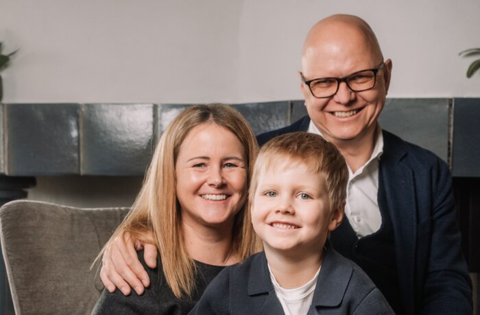 Herzliches Familienporträt mit natürlicher Ausstrahlung und gemütlicher Atmosphäre.