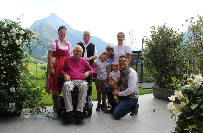 Mehrgenerationenfamilie vor alpiner Kulisse – Zusammenhalt, Herzlichkeit und gelebte Gastfreundschaft.