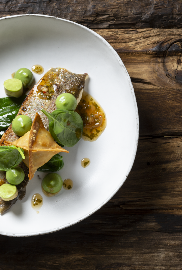 Kreativ angerichtetes Gourmetgericht mit frischen Zutaten und modernem Fine-Dining-Stil.