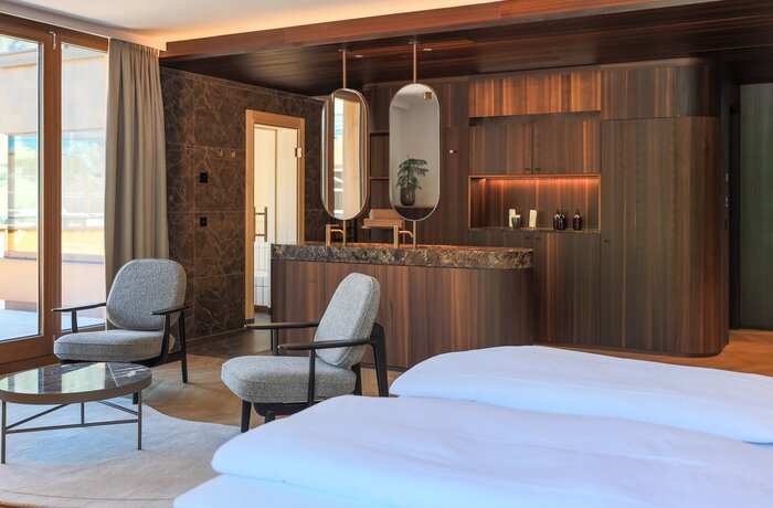 Modernes Hotelzimmer mit elegantem Design, warmen Holzelementen und stilvoller Wohlfühlatmosphäre.