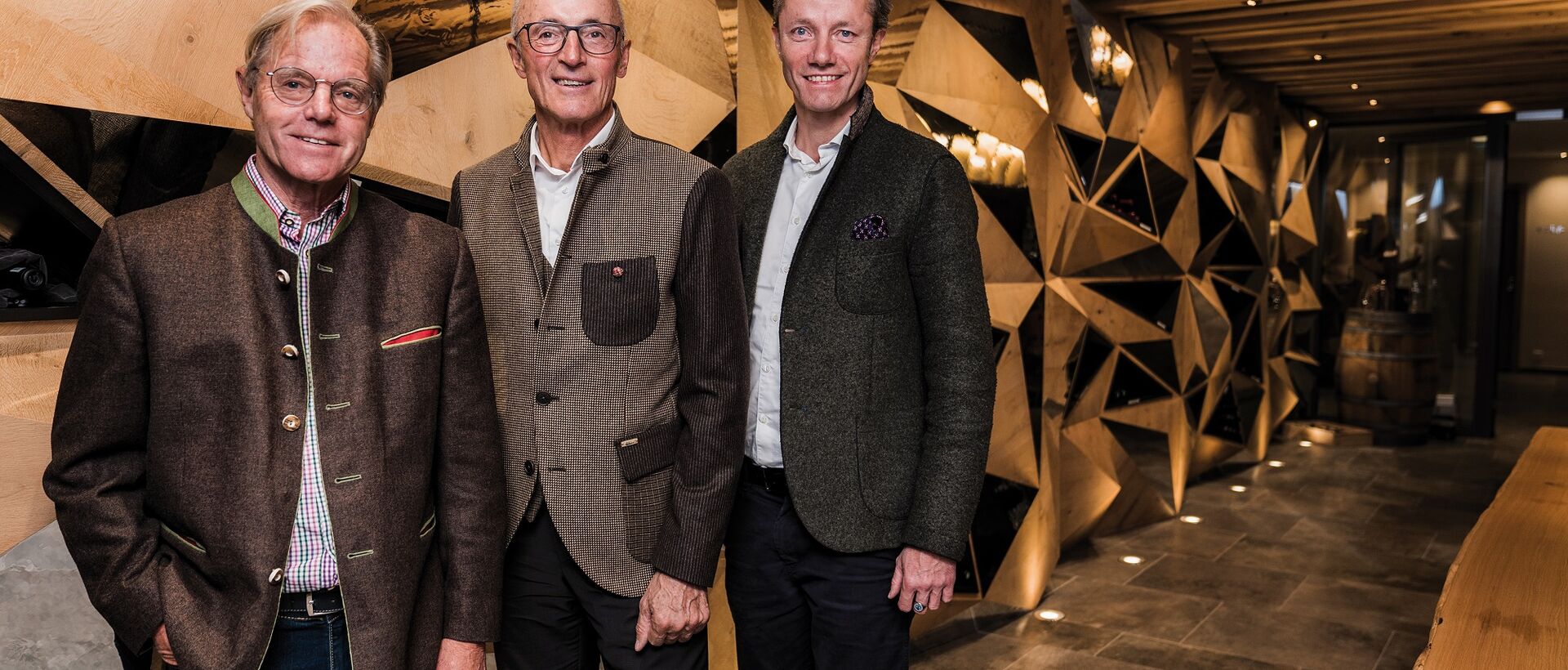 Gruppenbild Best Alpine Wellness Hotels vor einer Wand mit geometrischen Mustern