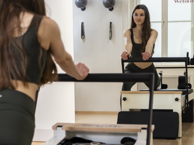Modernes Pilatesstudio mit inspirierender Atmosphäre und achtsamem Training. | © weform KG / Fotografin : Marina Halmenschlager