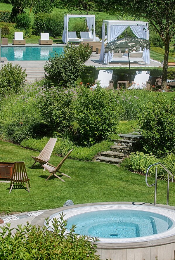 Parkanlage mit Schwimmbad | Wellnesshotel Südtirol