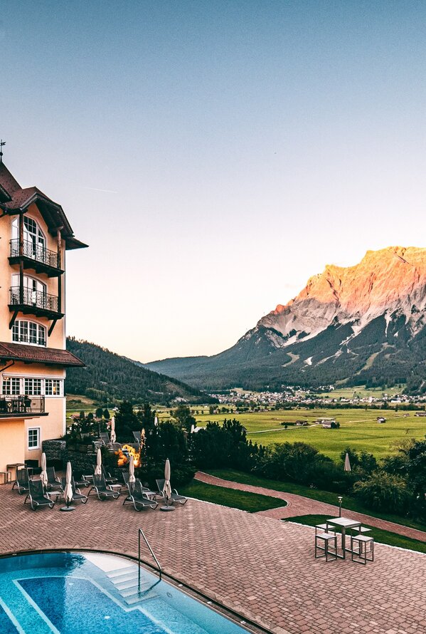 Hotelaußenansicht mit Zugspitzblick | Wellnesshotel Reutte