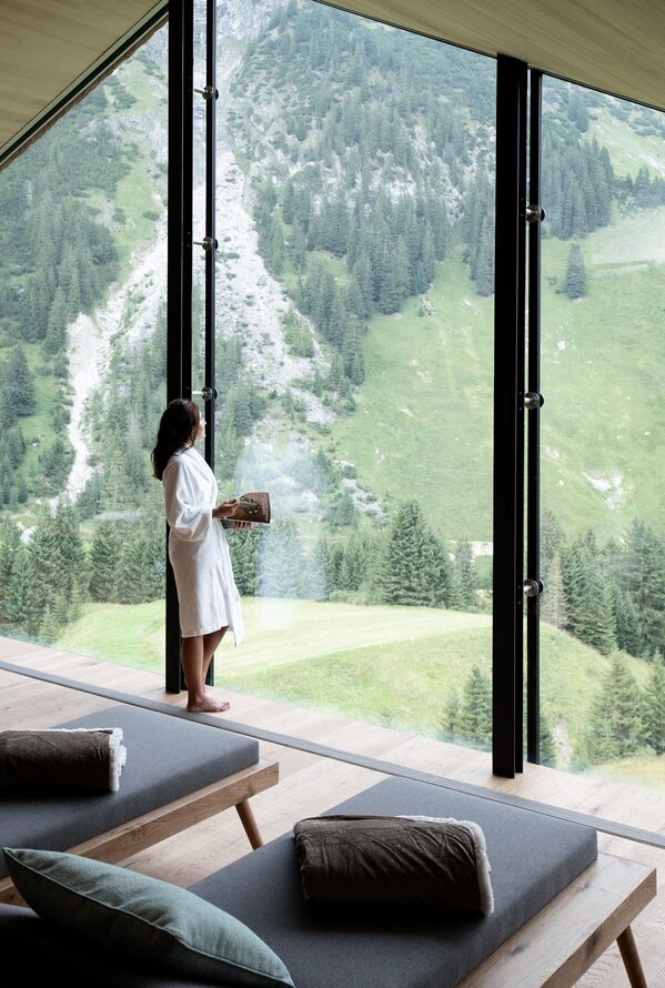 Relaxation room in the middle of the mountain world | Wellnesshotel Arlberg