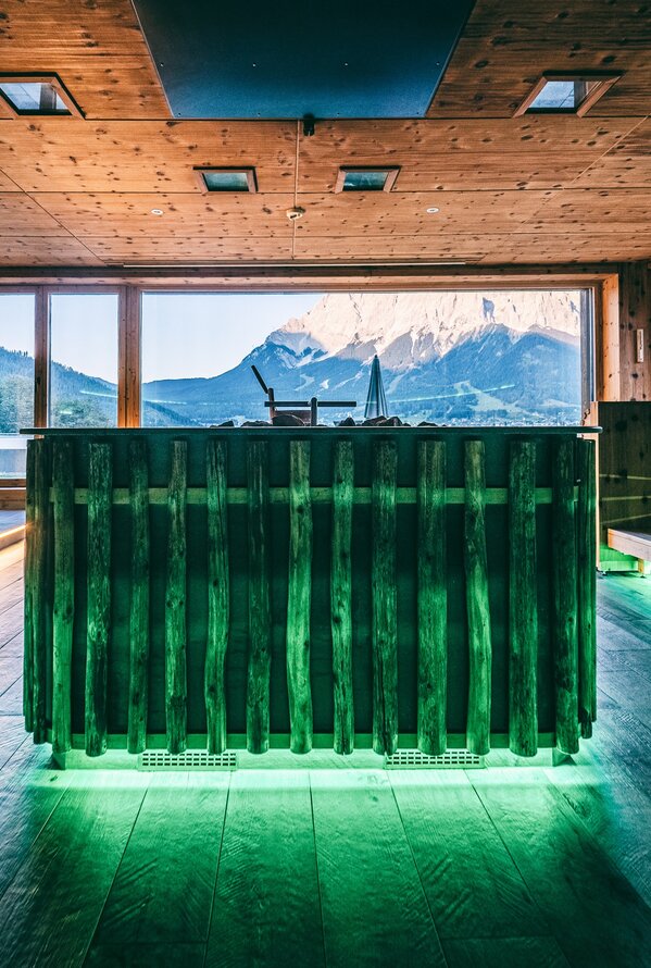 Sauna mit Blick auf die Zugspitze | Hotel Post Lermoos, Tirol