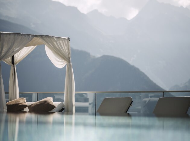 Schwimmen mit Bergpanorama | Stock Resort, Wellnesshotel Zillertal