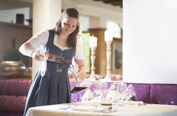 Emily Mueller beim Dekantieren|Wellnesshotel Krallerhof Salzburg