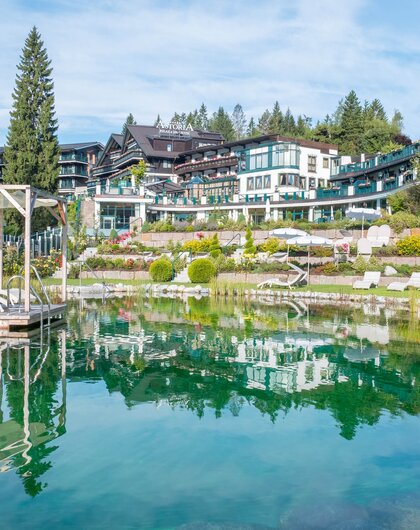 Naturbadesee mit Liegeflächen | Astoria Resort, Wellnesshotel Tirol