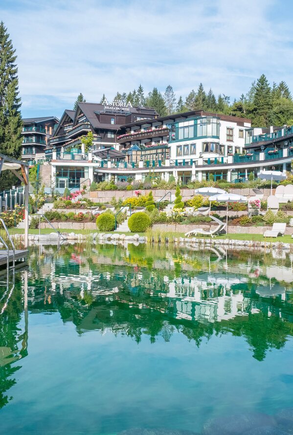Natural swimming lake with loungers | Astoria Resort, Wellnesshotel Tyrol