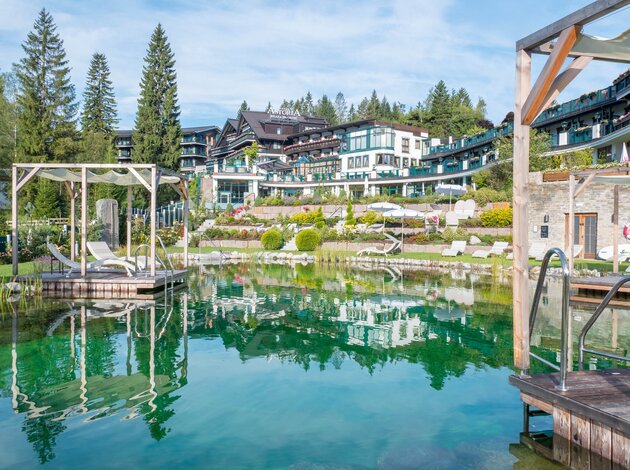 Naturbadesee mit Liegeflächen | Astoria Resort, Wellnesshotel Tirol