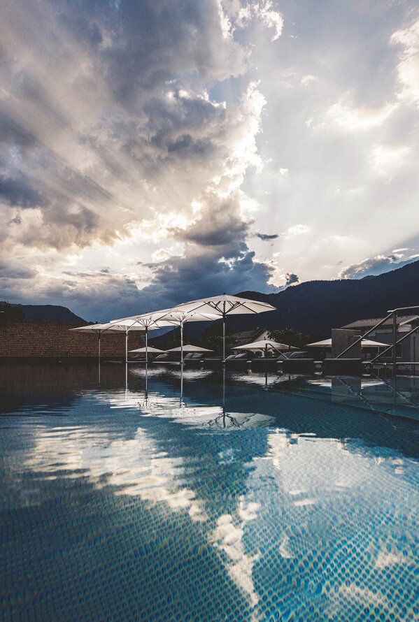 Infinity pool at dusk | Wellnesshotel Schwarz, 5 Star Hotel Tyrol