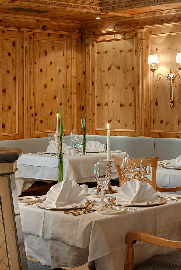 Restaurantbereich mit Kachelofen | Alpenpalace Luxury Hideaway & Spa Retreat, 5 Sterne Wellnesshotel