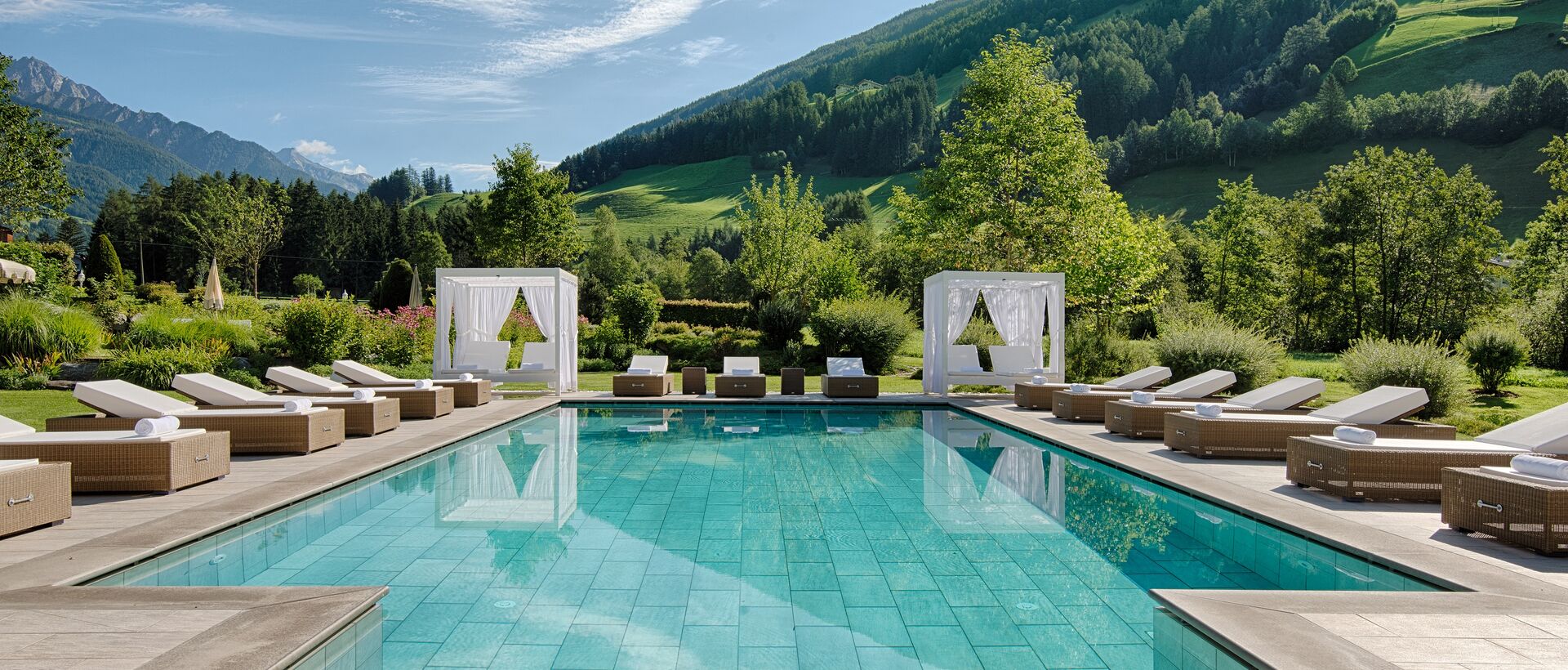 Traumhafter Outdoorpool des Alpenpalace | Wellnessurlaub in Südtirol