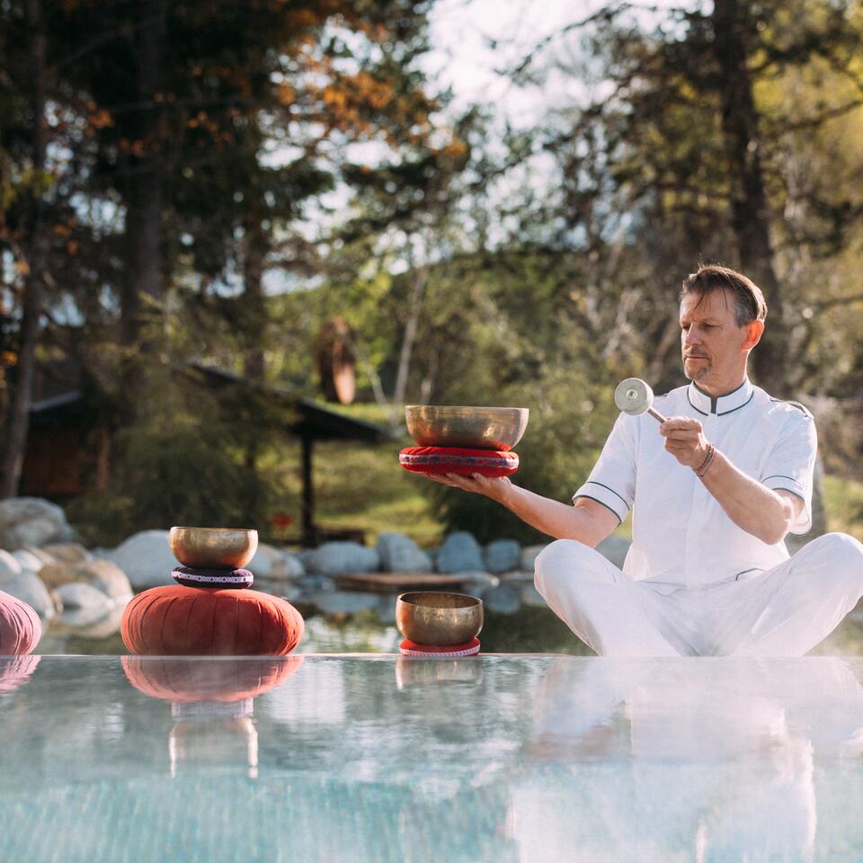 Klangschalenmeditation mit Markus Scheyrer Klangschalenmeditation mit Markus Scheyrer | 5 Sterne Superior Hotel Astoria, Seefeld