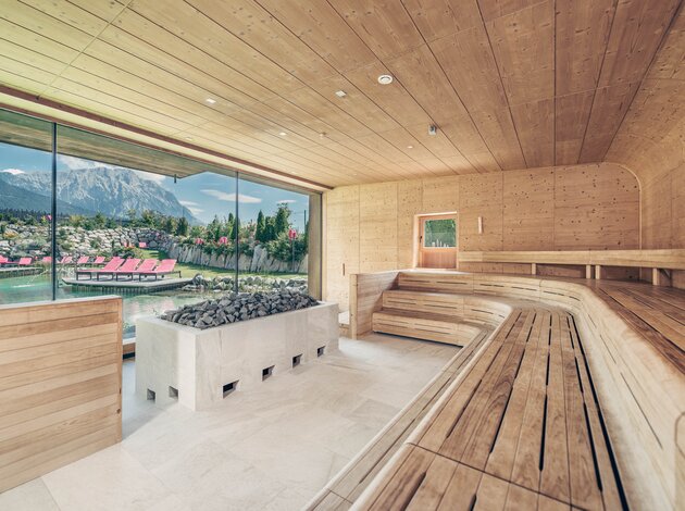 Sauna mit Bergpanorama | Wellnessurlaub im Best Alpine Wellness Hotel Schwarz, Mieming