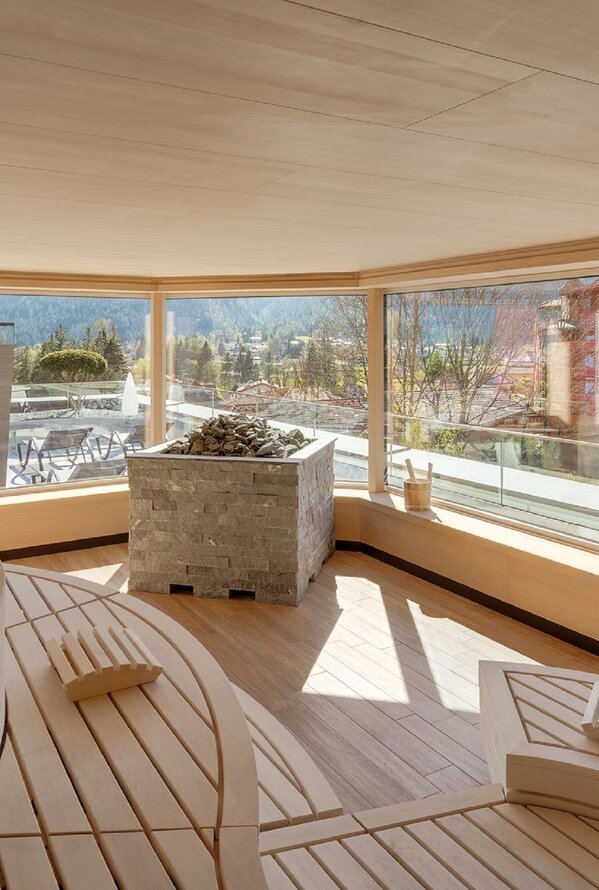 Holzsauna am Dach mit Bergblick | Wellnessurlaub im Hotel Alpenrose, Achensee