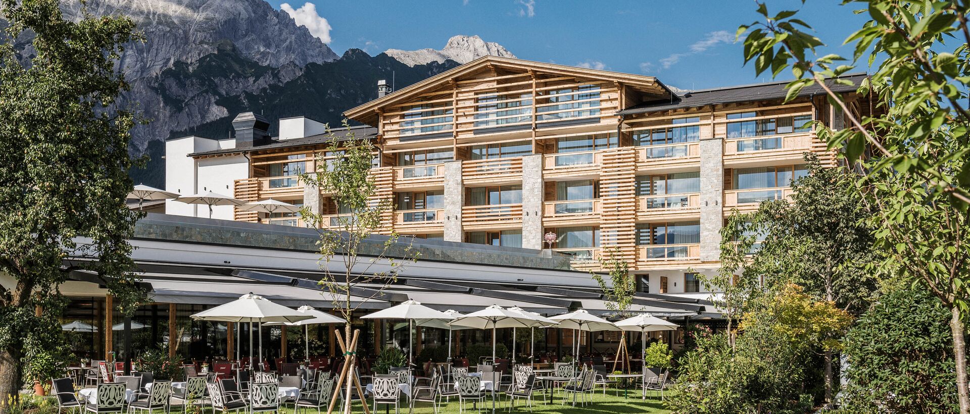 Terrasse im Hotelgarten | 5 Sterne Wellnesshotel Schwarz, Mieming