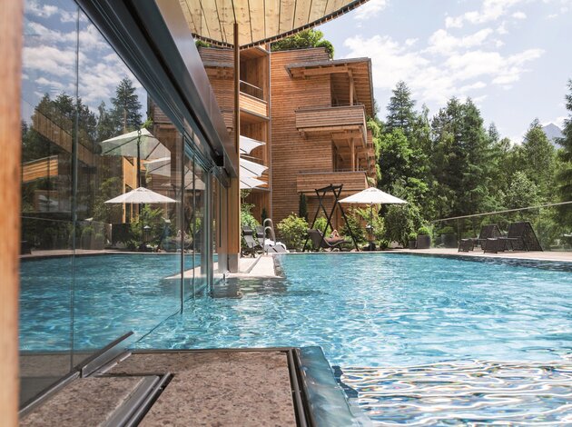 Outdoorpool im Wald | Wellnesshotel Waldklause, 5 Sterne Hotel Ötztal