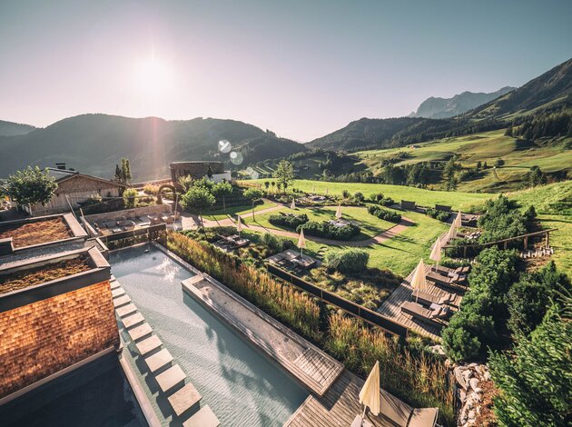 Garten und Poolanlage | Best Alpine Wellnesshotel Übergossene Alm, Hochkönig