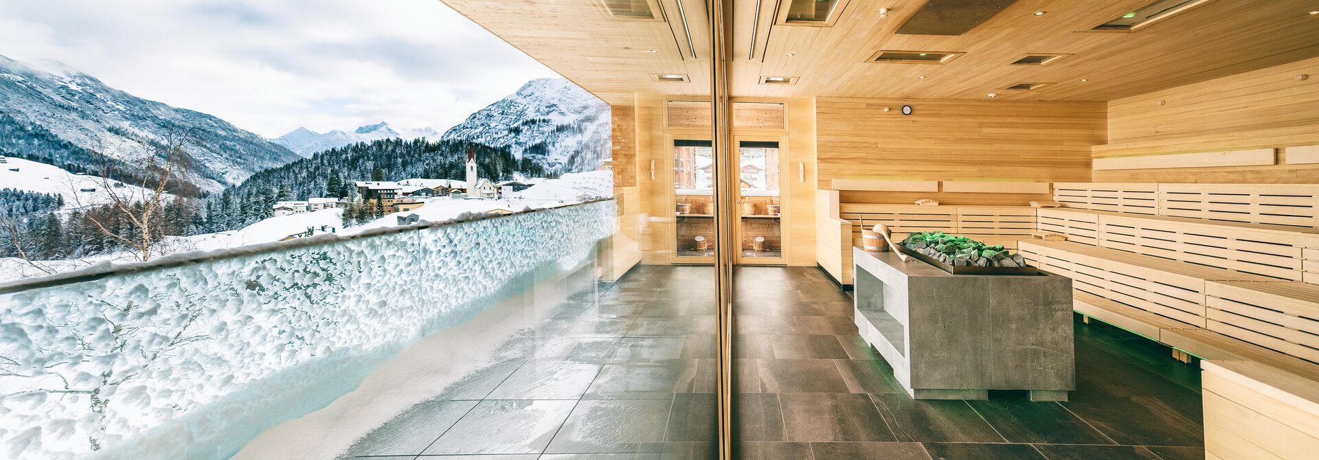 Panorama Sauna aus Holz | Wellnesshotel Warther Hof, Vorarlberg