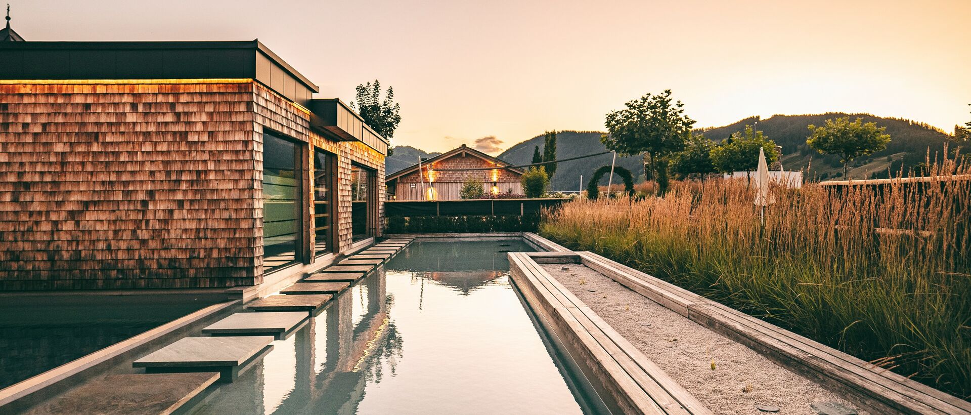 Pool in Abendstimmung | Best Alpine Wellness Hotel Übergossene Alm, Salzburger Land 