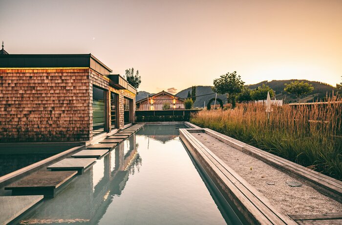 Pool in Abendstimmung | Best Alpine Wellness Hotel Übergossene Alm, Salzburger Land 