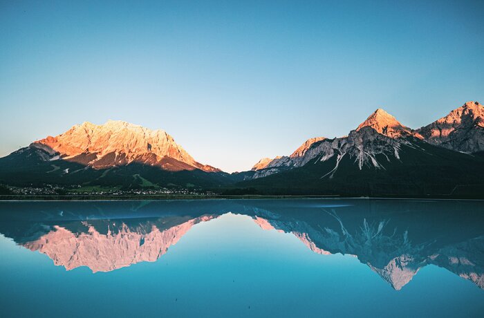 Panoramapool mit Blick auf die Zugspitze | Wellnesshotel Post, Wellnessurlaub in der Tiroler Zugspitzarena