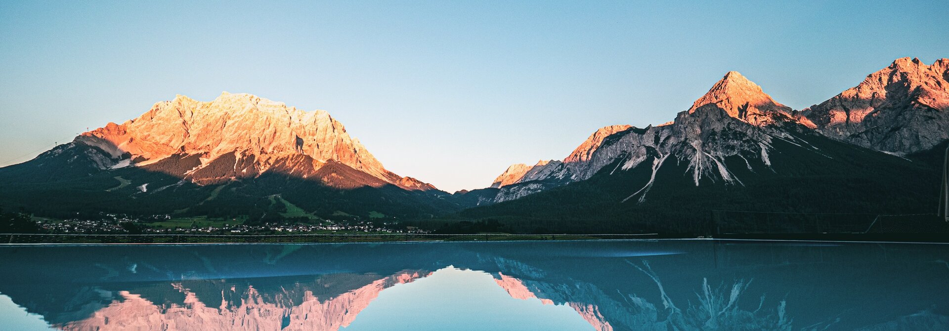 Panoramapool mit Blick auf die Zugspitze | Wellnesshotel Post, Wellnessurlaub in der Tiroler Zugspitzarena