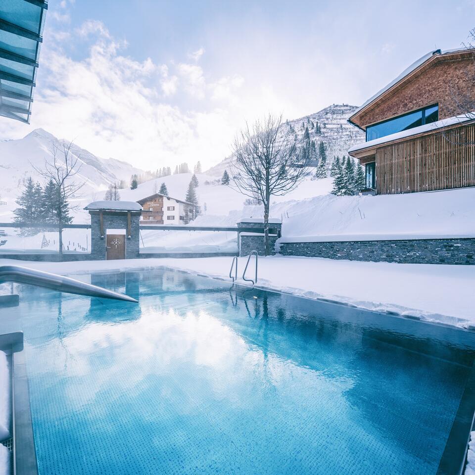 Beheiztes Außenpool in Schneelandschaft | Wellnesshotel Warther Hof, Arlberg