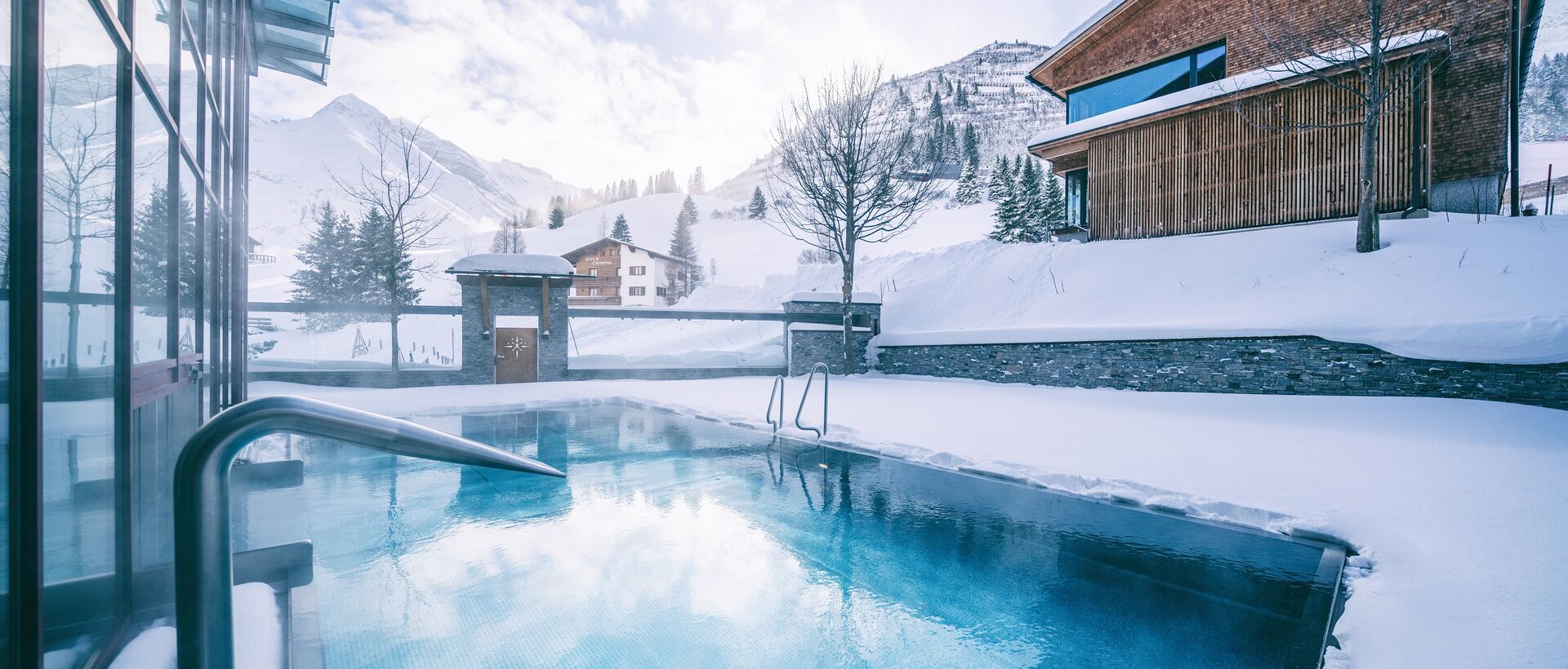 Beheiztes Außenpool in Schneelandschaft | Wellnesshotel Warther Hof, Arlberg