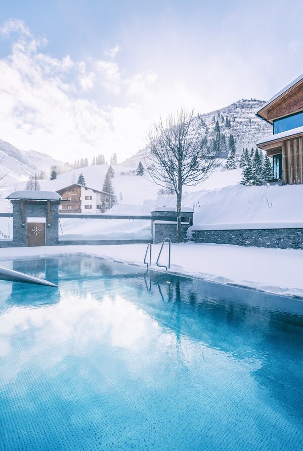 Beheiztes Außenpool in Schneelandschaft | Wellnesshotel Warther Hof, Arlberg