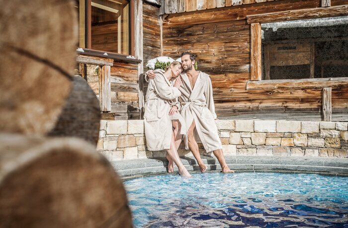 Relaxen am Pool Relaxen am Pool | Wellnesshotel Stock, Zillertal