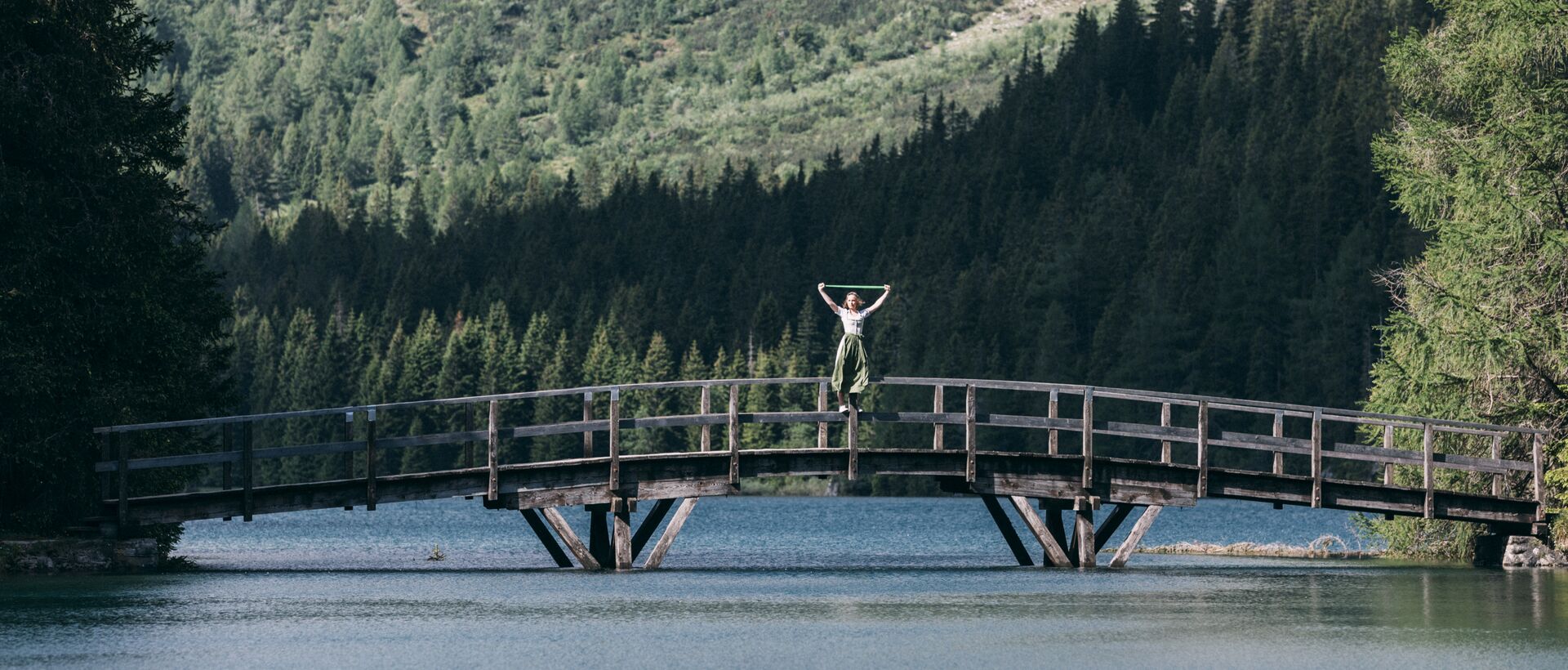 Frau mit Pilatesband auf Brücke | BAWH Human Resources