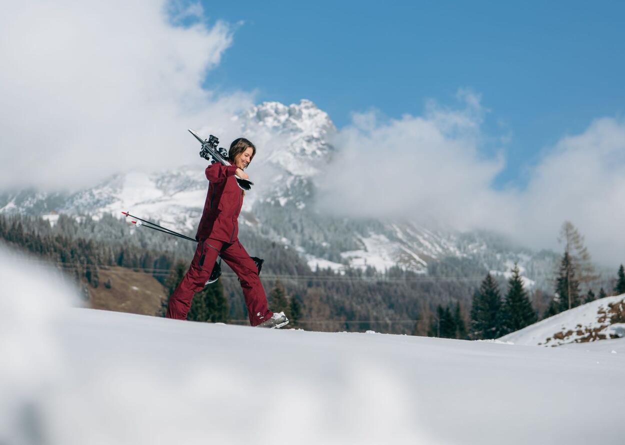 Wintergenuss in den Alpen – aktiv unterwegs auf Langlaufskiern vor beeindruckender Bergkulisse