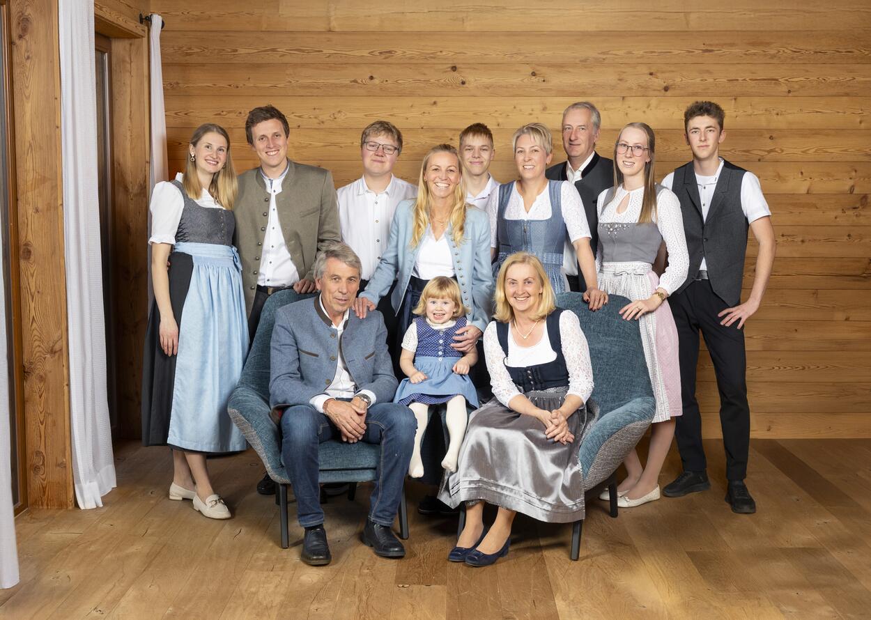 Familienporträt mit mehreren Generationen in traditioneller Kleidung.